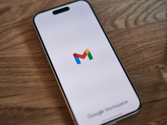 IPhone с логотипом Gmail на экране.