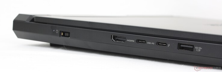 Слева: Адаптер переменного тока, HDMI 2.1, USB-C 3.2 Gen. 2 (140 Вт Power Delivery + DisplayPort 2.1), USB-C Thunderbolt 4 (DisplayPort 2.1), USB-A 3.2 Gen. 2