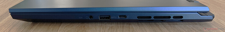 Правая сторона: аудио разъем, USB-A 3.2 Gen.2 (10 Гбит/с), USB-C 4.0 (Thunderbolt 4 40 Гбит/с, DisplayPort ALT mode, Power Delivery)
