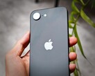 Как и изображенный на фотографии iPhone 16e, Apple iPhone 17e может предложить только одну камеру на задней панели