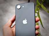 Как и изображенный на фотографии iPhone 16e, Apple iPhone 17e может предложить только одну камеру на задней панели