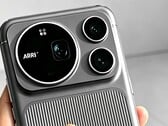 Изображение смартфона Honor Magic9 Pro Max, предположительно сгенерированное с помощью искусственного интеллекта; как утверждается, данная модель оснащена камерой Arri с квадратным сенсором фронтальной камеры.