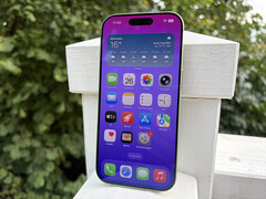 По данным Apple, 6,3-дюймовая OLED-панель iPhone 17 достигает яркости до 3 000 нит на открытом воздухе. (Источник изображения: Notebookcheck)