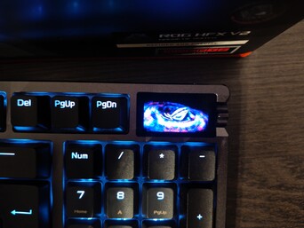 Дисплей значительно облегчает регулировку настроек прямо на клавиатуре, а также может показывать анимацию. (Источник изображения: Notebookcheck)