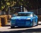 Электромобиль Jaguar Type 01 в камуфляжной расцветке «Blue Exuberant Modernism» мчится мимо стартовой решетки на гонке Goodwood Hill Climb