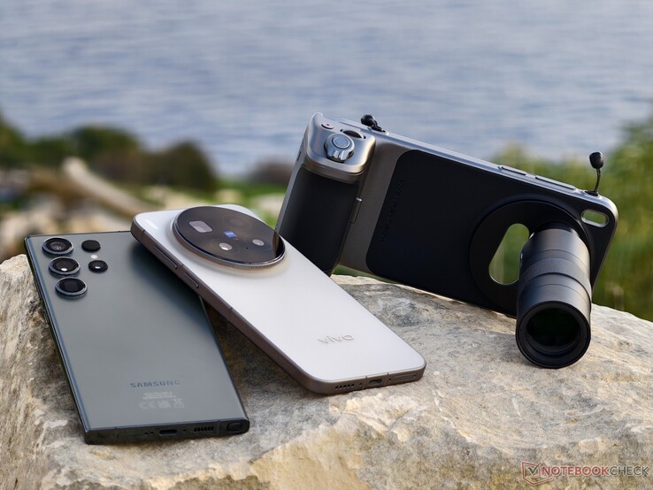 Vivo X300 Pro с телеконвертером - это чуть более крупная замена 10-кратной телекамеры в Samsung Galaxy S23 Ultra. (Источник изображения: Александр Фагот, Notebookcheck)