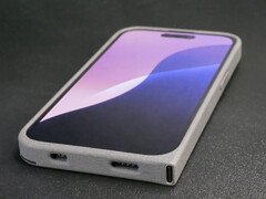 Obsoless iPh0n3 имеет нейлоновую конструкцию и расположенный сбоку порт USB Type-C. (Источник изображения: Ken Pillonel)