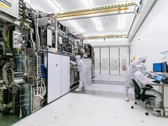 Россия нацелена на производство 28-нанометровых чипов к 2030 году, но пробелы остаются. На фото: Чистая комната ASML с инженерами, работающими на фотолитографическом оборудовании (Источник изображения: ASML)