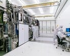 Россия нацелена на производство 28-нанометровых чипов к 2030 году, но пробелы остаются. На фото: Чистая комната ASML с инженерами, работающими на фотолитографическом оборудовании (Источник изображения: ASML)