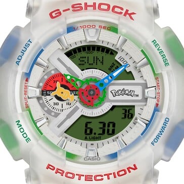 Крупный план циферблата часов G-Shock GA-110 в стиле «Покемон», на котором видны стрелка в форме Пикачу и логотип «Покемон».