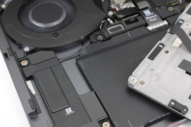 Четыре динамика (3 Вт x2 + 2 Вт x2) с двумя направленными вверх и двумя направленными вниз