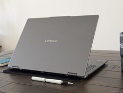 Yoga 7 16ILL10 работает немного теплее, чем прошлогодняя Yoga 7 16IML9, но преимущества значительно перевешивают этот небольшой недостаток (Источник изображения: Notebookcheck)