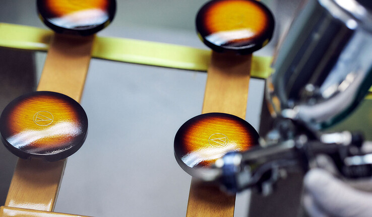 Амбушюры Audio-Technica ATH-WP900SE из массива ясеня имеют отделку Fujigen.