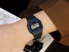 Casio F-91W на запястье.