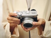 Fujifilm GFX100RF - это 102 МП среднеформатная матрица в компактном корпусе. (Источник изображения: Fujifilm)