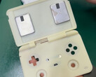 Корпус одного игрового карманного компьютера MagicX очень похож на Retroid Pocket Flip 2. (Источник изображения: MagicX)