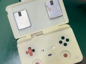 Корпус одного игрового карманного компьютера MagicX очень похож на Retroid Pocket Flip 2. (Источник изображения: MagicX)