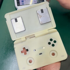 Корпус одного игрового карманного компьютера MagicX очень похож на Retroid Pocket Flip 2. (Источник изображения: MagicX)