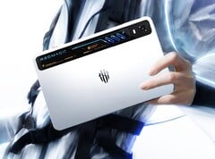 Игровой планшет RedMagic Gaming Tablet 5 Pro демонстрирует свою систему жидкостного охлаждения со светодиодами RGB.