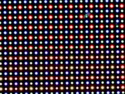OLED-дисплей основан на субпиксельной матрице RG/BG, состоящей из одного красного, одного синего и одного зеленого светодиода.