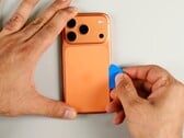 Говорят, что в Apple iPhone Ultra установлены две батареи.