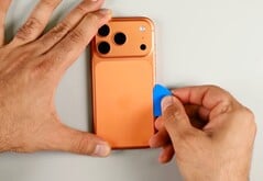 Говорят, что в Apple iPhone Ultra установлены две батареи.