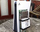 Консоль PlayStation 5 расположена рядом с изготовленной на заказ платой AMD BC250, оснащенной радиатором и вентилятором охлаждения. (Источник изображения: Budget-Builds Official via YouTube)