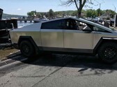 Tesla Cybertruck испытывает серьезные проблемы с запасом хода при буксировке тяжелых предметов. (Источник: Flying Wheels через YouTube)