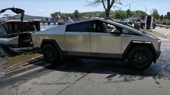 Tesla Cybertruck испытывает серьезные проблемы с запасом хода при буксировке тяжелых предметов. (Источник: Flying Wheels через YouTube)
