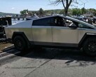 Tesla Cybertruck испытывает серьезные проблемы с запасом хода при буксировке тяжелых предметов. (Источник: Flying Wheels через YouTube)