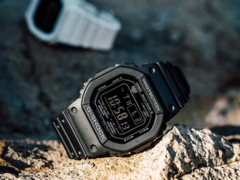 Черные Casio G-Shock GW-5000HS-1ER (спереди) и белые GW-5000HS-7ER. (Источник изображения: Casio)