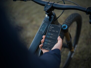 Система DJI Avinox eMTB интегрируется с приложением для смартфона, но также имеется 2-дюймовый OLED-дисплей, закрепленный на верхней трубе велосипеда. (Источник изображения: DJI)