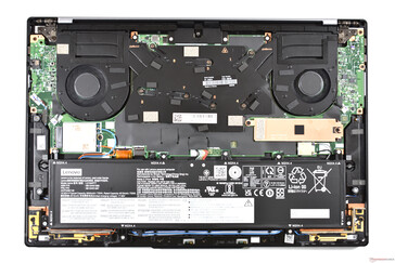 ThinkPad Z16 G1 в разобранном виде. Мало, что внутри поддаётся замене