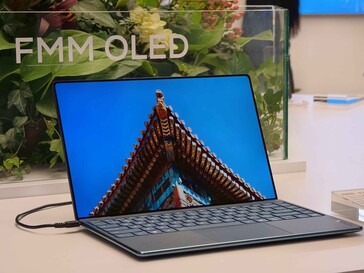 Некоторые моменты со стенда TCL CSOT на MWC 2025. (Источник: Notebookcheck)