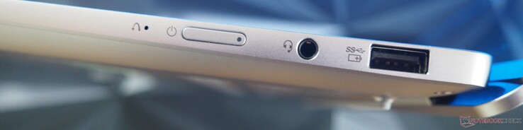 Правая сторона: Кнопка питания, аудиоразъем, USB-A 3.2 Gen 1