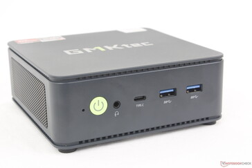 Спереди: Кнопка питания, 3,5 мм гарнитура, USB-C 3.2 w/ Power Delivery + DisplayPort, 2x USB-A 3.2 Gen. 2