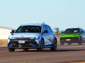 Hyundai Ioniq 5 N легко обошел Lamborghini Urus и другие автомобили с ДВС в гонках CarExpert's drag and roll. (Источник изображения: CarExpert на YouTube - скриншот)