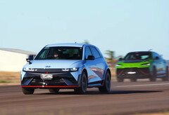 Hyundai Ioniq 5 N легко обошел Lamborghini Urus и другие автомобили с ДВС в гонках CarExpert&#039;s drag and roll. (Источник изображения: CarExpert на YouTube - скриншот)