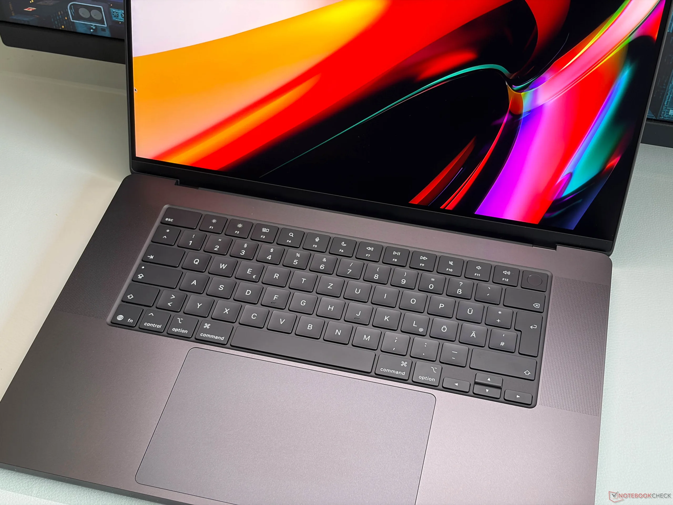 Базовая модель MacBook Pro 16 с M5 Pro и SSD объемом 1 ТБ - это