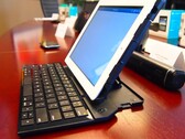 Logitech представила джойстик и клавиатуру для iPad